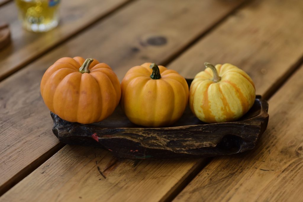 Centre de table d'automne avec courges et feuillages