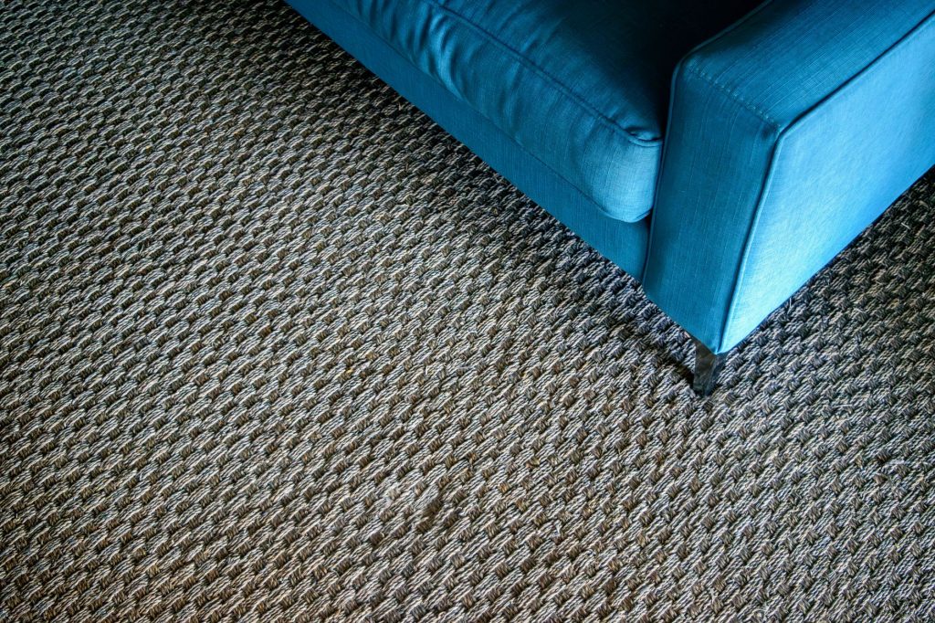 Tapis en laine posé sur un parquet dans un salon aux tons chauds