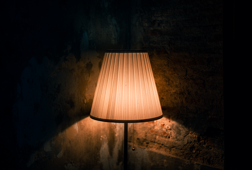 Lampe d'appoint diffusant une lumière chaude en soirée