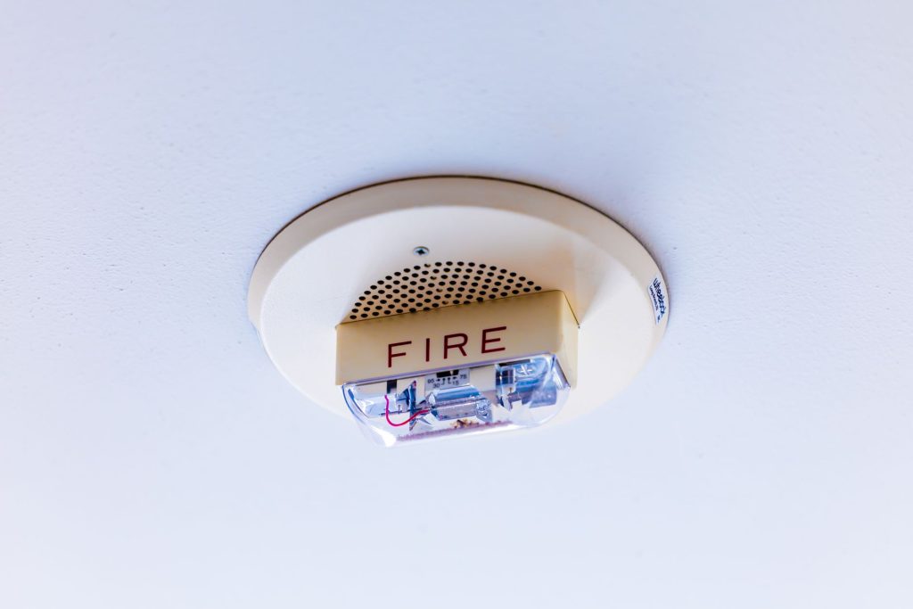 Détecteur monté au plafond, indispensable dans une pièce équipée d'un appareil de chauffage à combustion
