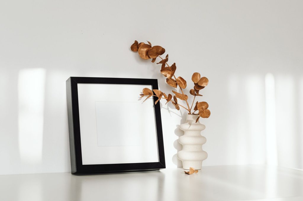 Branchages et graminées séchées dans un grand vase d'intérieur