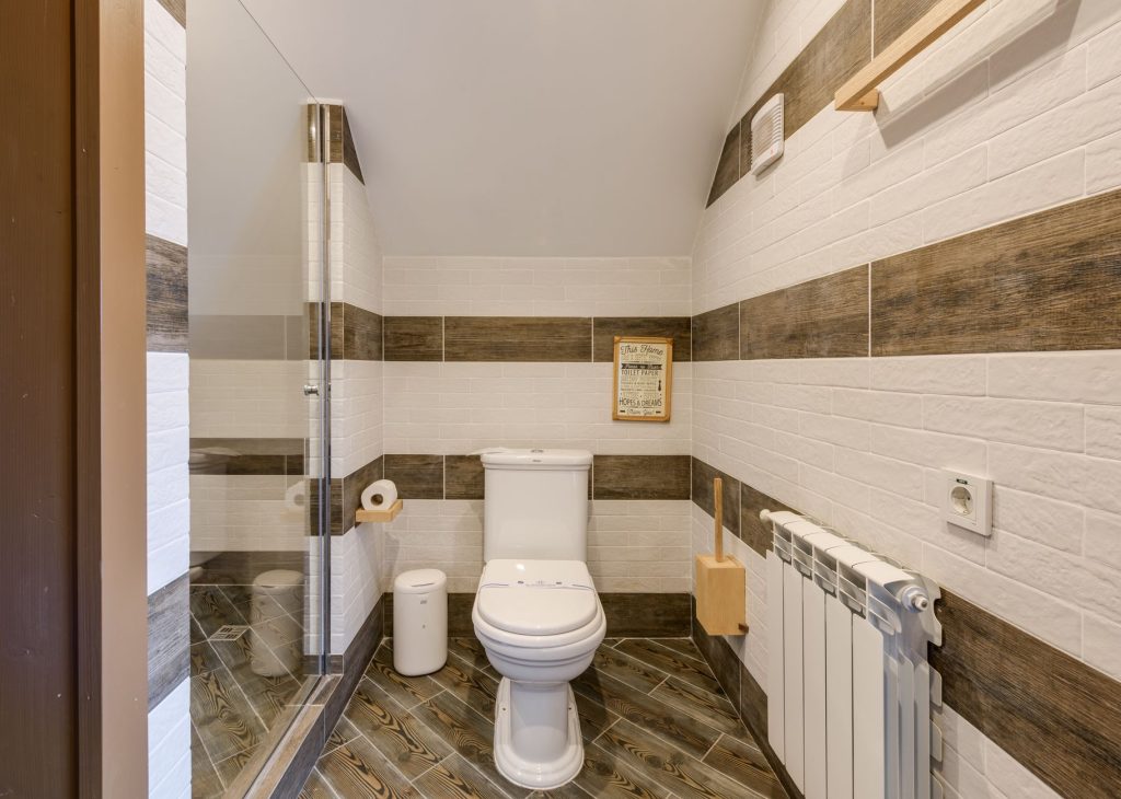 Salle de bains lumineuse où la ventilation limite la condensation après la douche