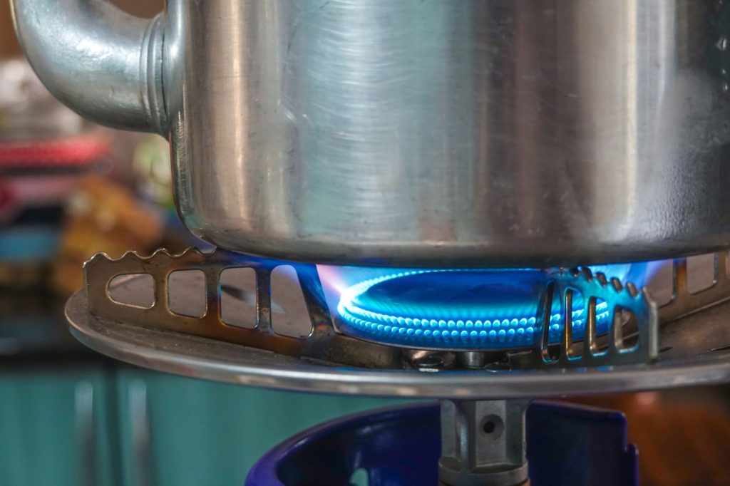 Brûleur à gaz avec une flamme bleue régulière, signe d’une bonne combustion