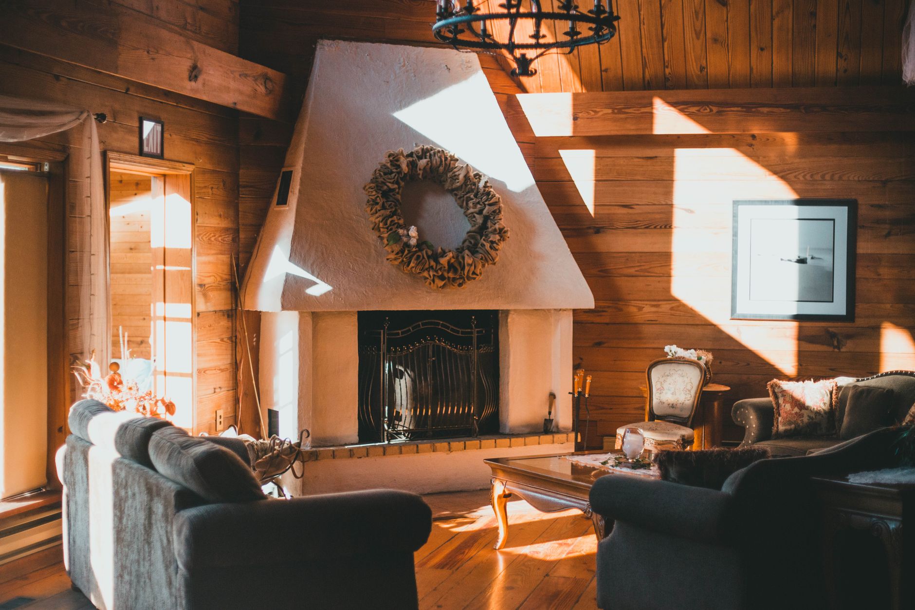 Décorer sa cheminée et son poêle à l&rsquo;automne : idées chaleureuses et sûres